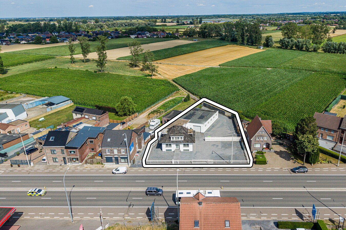 Commercieel gelegen woning met magazijn en parking 