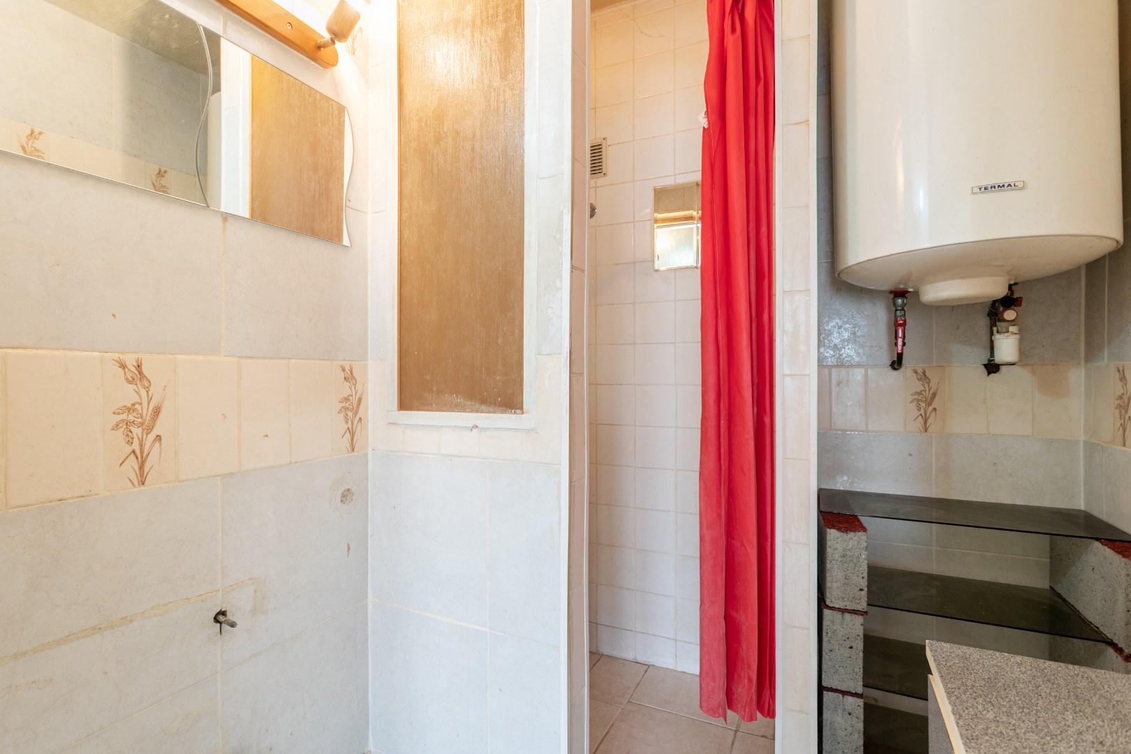 Te renoveren appartement met 1 slaapkamer, terras en kelderberging in Ganshoren 