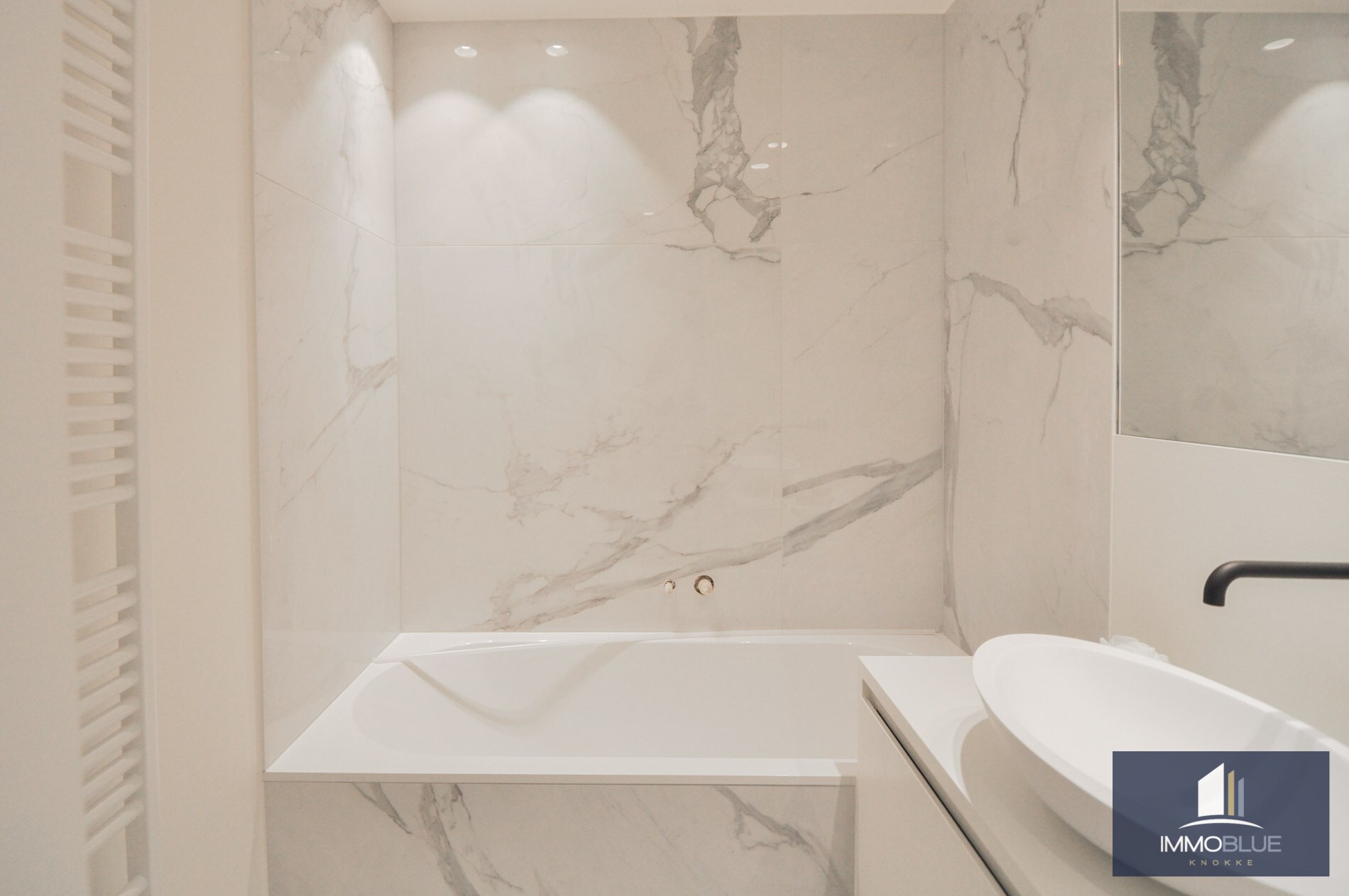 Appartement entièrement rénové et situé au calme, offrant une vue magnifique sur le Zegemeer. 