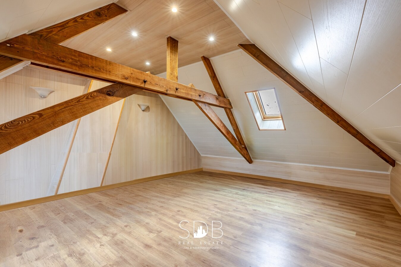 Instapklare half open bebouwing met gezinstuin 