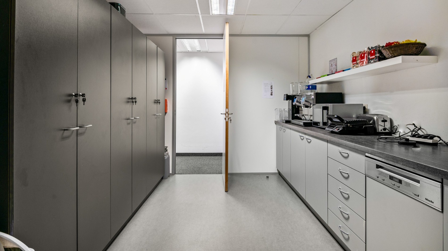 Gelijkvloerse kantoren te koop langs Singel in Antwerpen