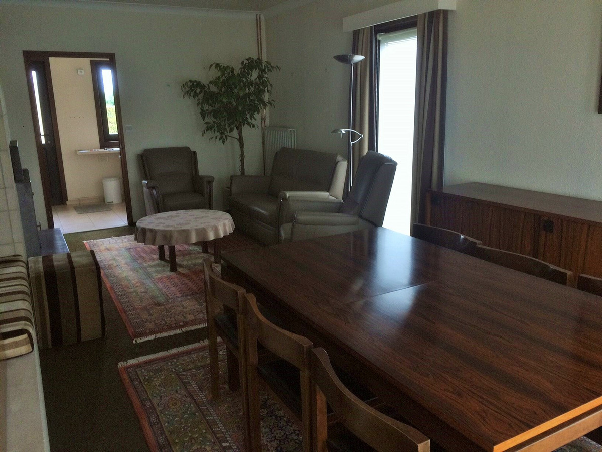 Rustig gelegen gelijkvloerse halfopen woning met 2 slpk's + dubbele garage 