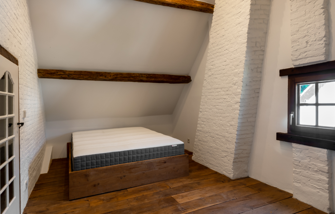 Authentieke hoeve in uitzonderlijke conditie op een perceel van 5.263 m² te Malle aangrenzend aan bosrijk gebied. 