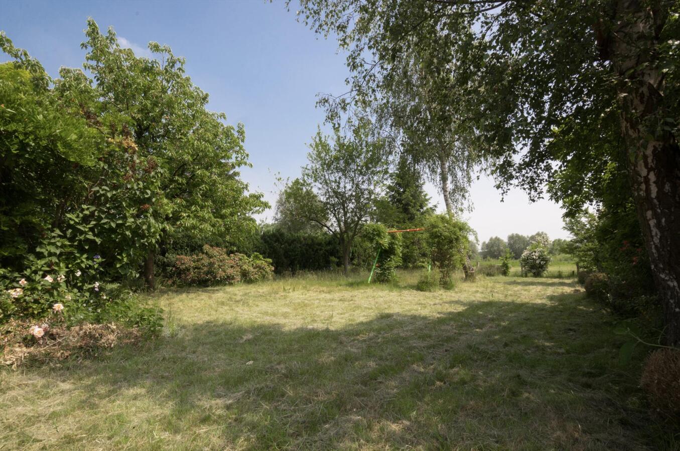 Ruime woning met prachtige tuin en open zicht 