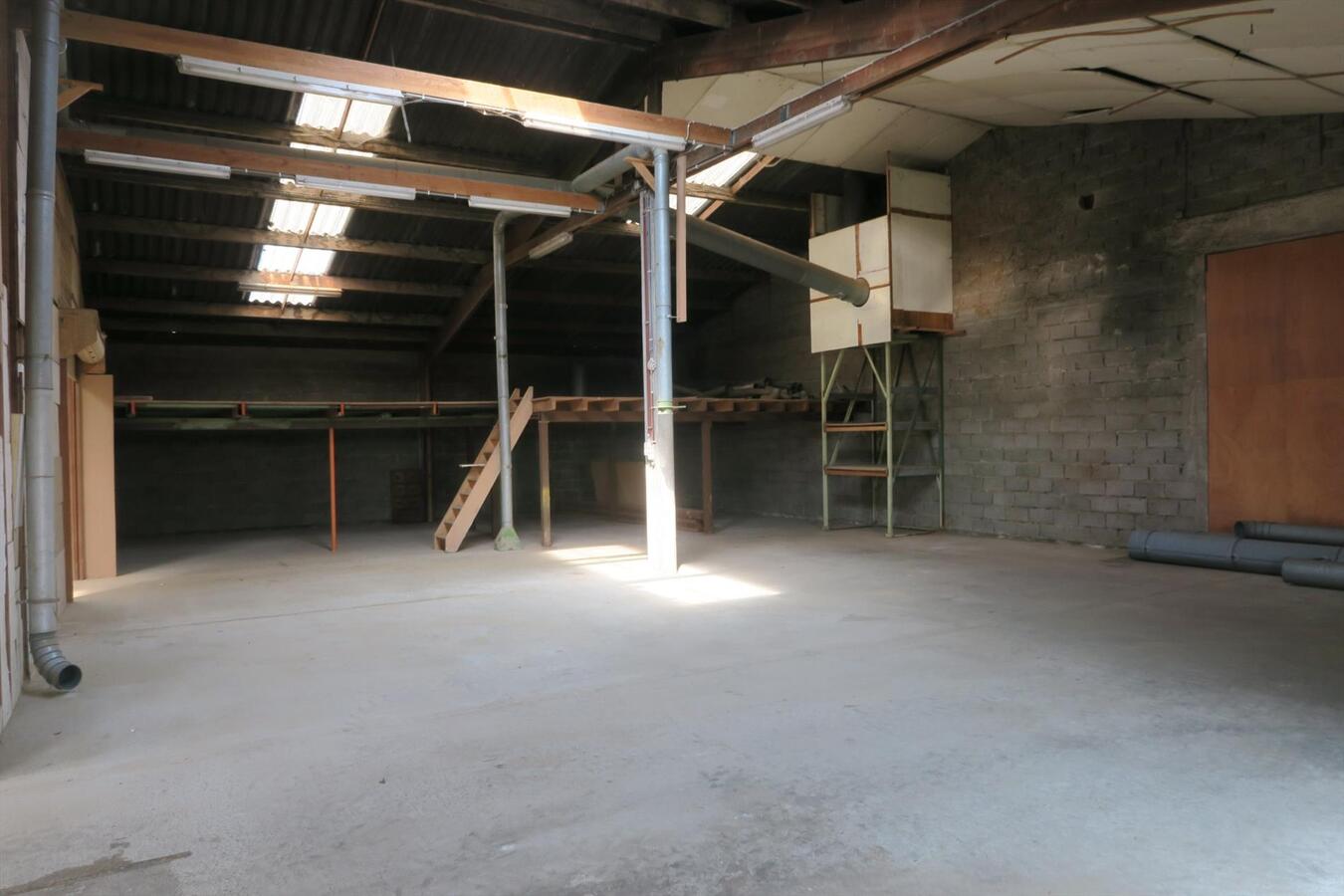 Atelier van 950 m² op verbindingsweg Ieper - Diksmuide 