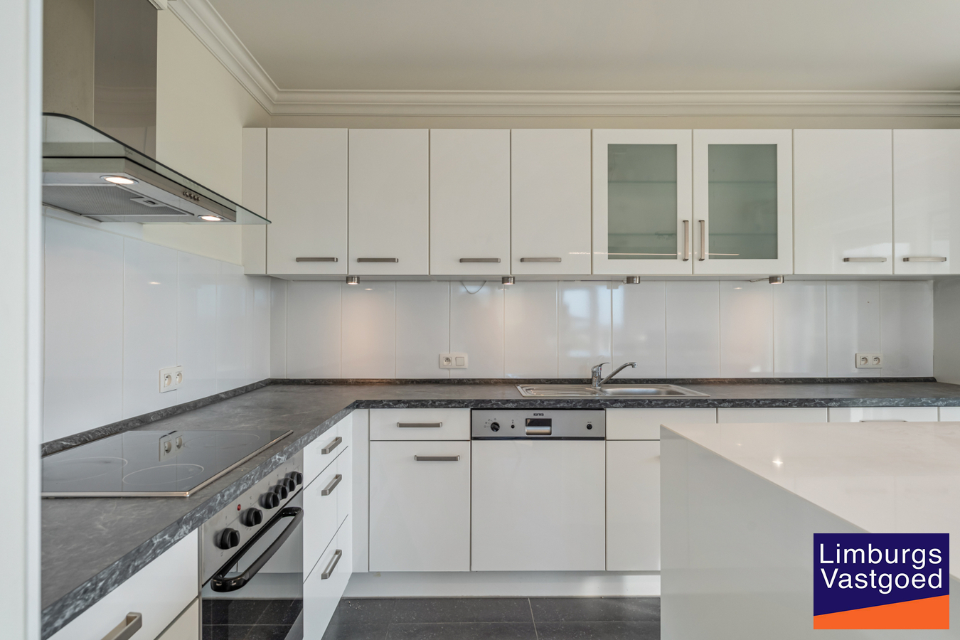 Exclusief penthouse met ruim terras, 2 slpk, extra brede autostaanplaats, centrum Houthalen 