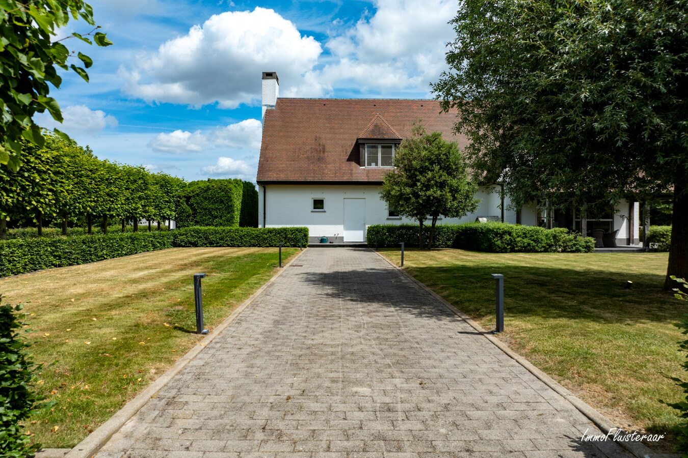 Beautiful villa with indoor and outdoor riding arenas on over 2.4 hectares in Ardooie 