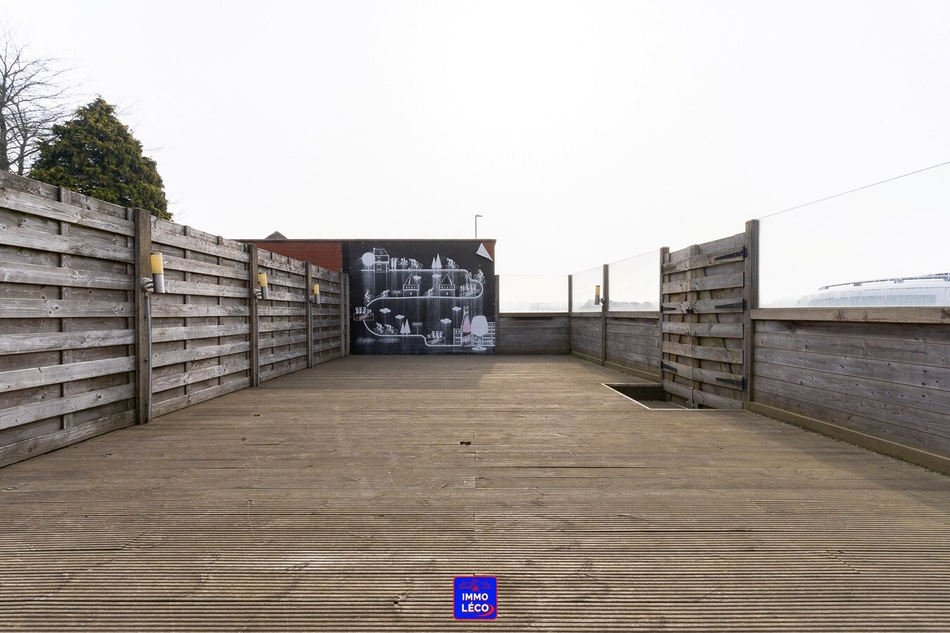 Maison de commerce avec logement, grande terrasse et garage, idéalement situé ! Nombreuses possibilités ! 