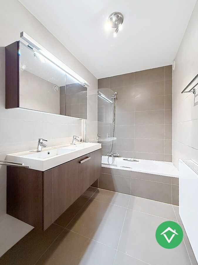 Gemeubeld appartement met 2 slaapkamers en ruim terras te Oostende 