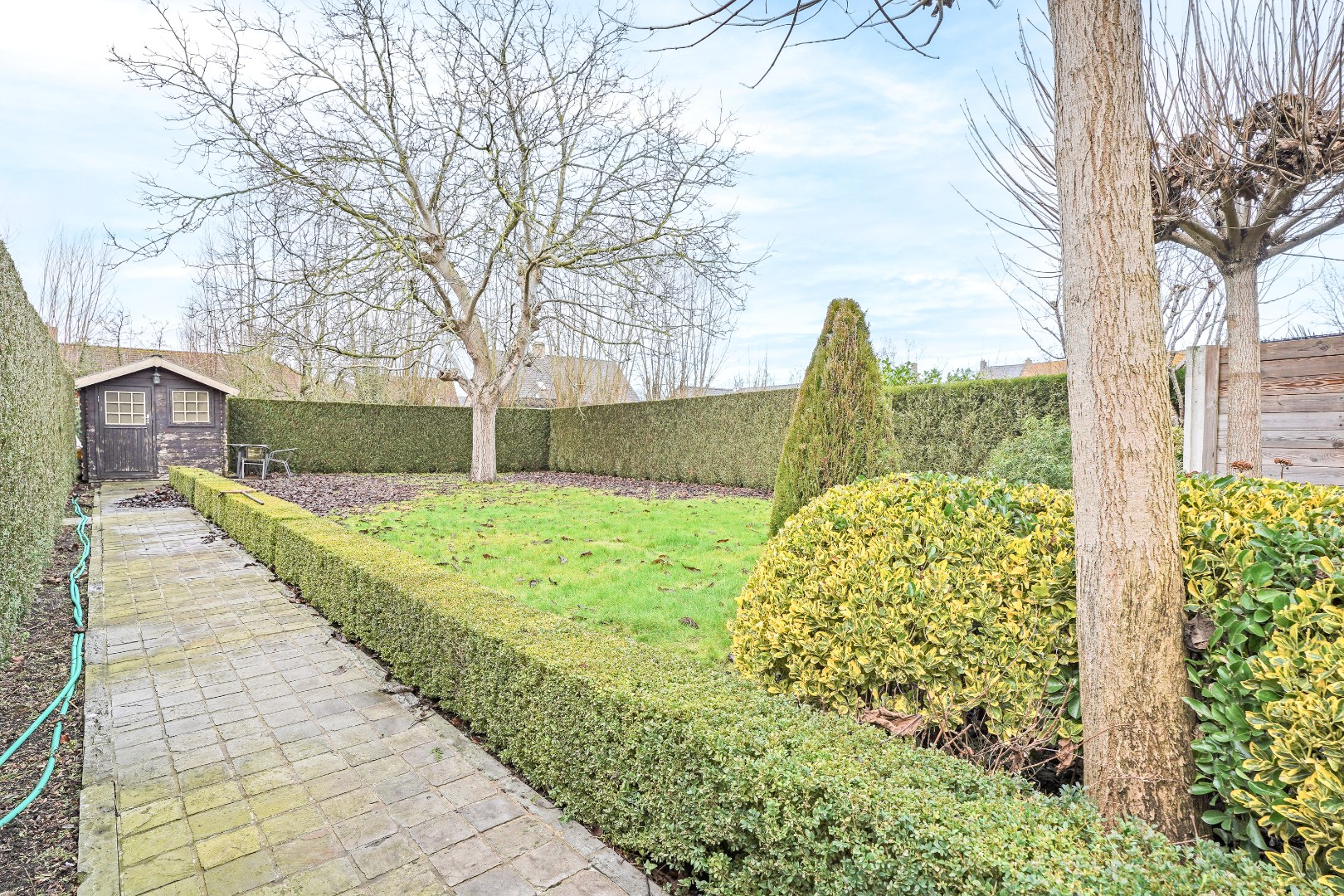 Ruime woning met zongerichte tuin op 554m². 