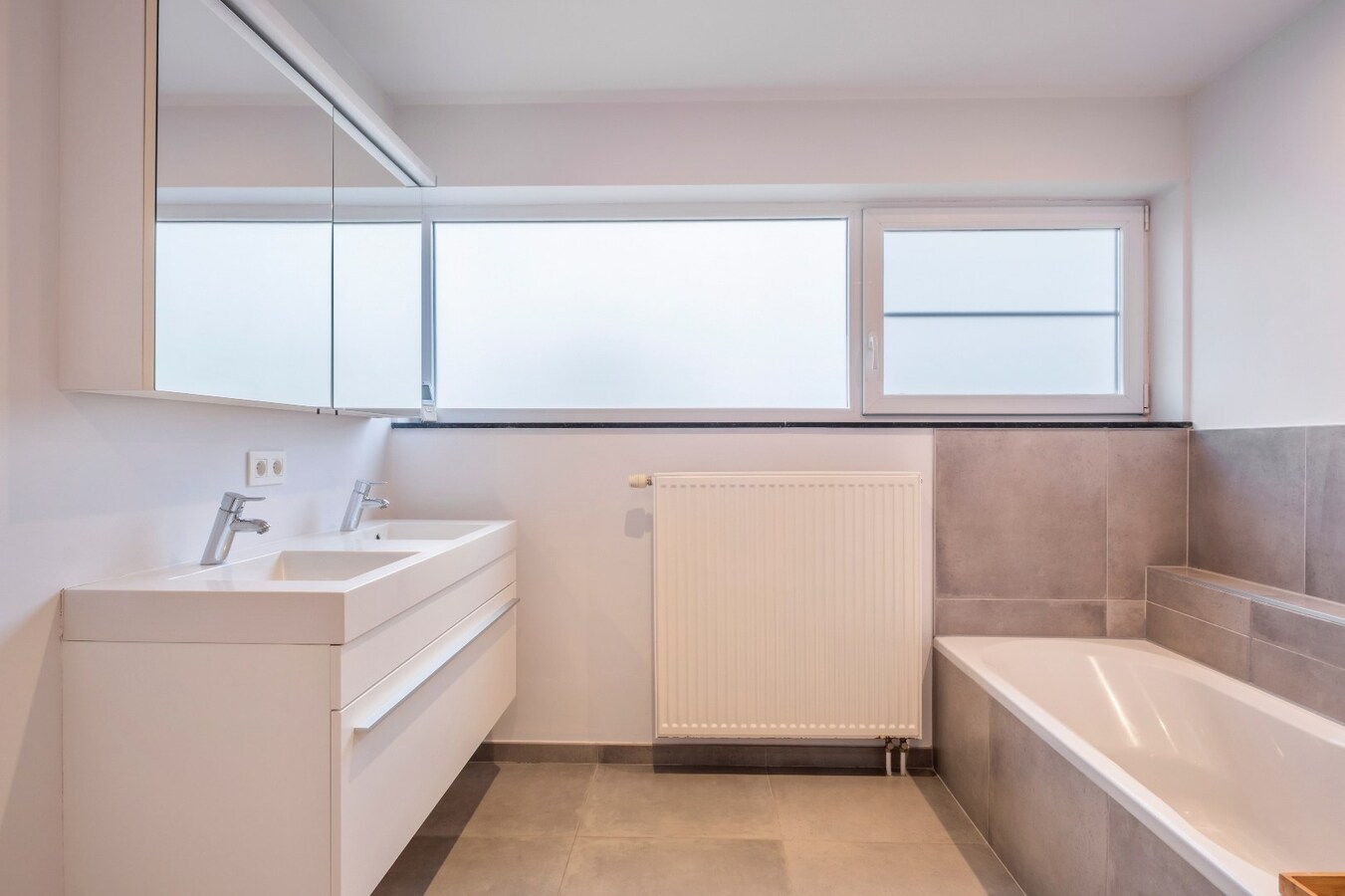 Moderne villa met praktrijkruimte op TOPligging te Heule  ! 