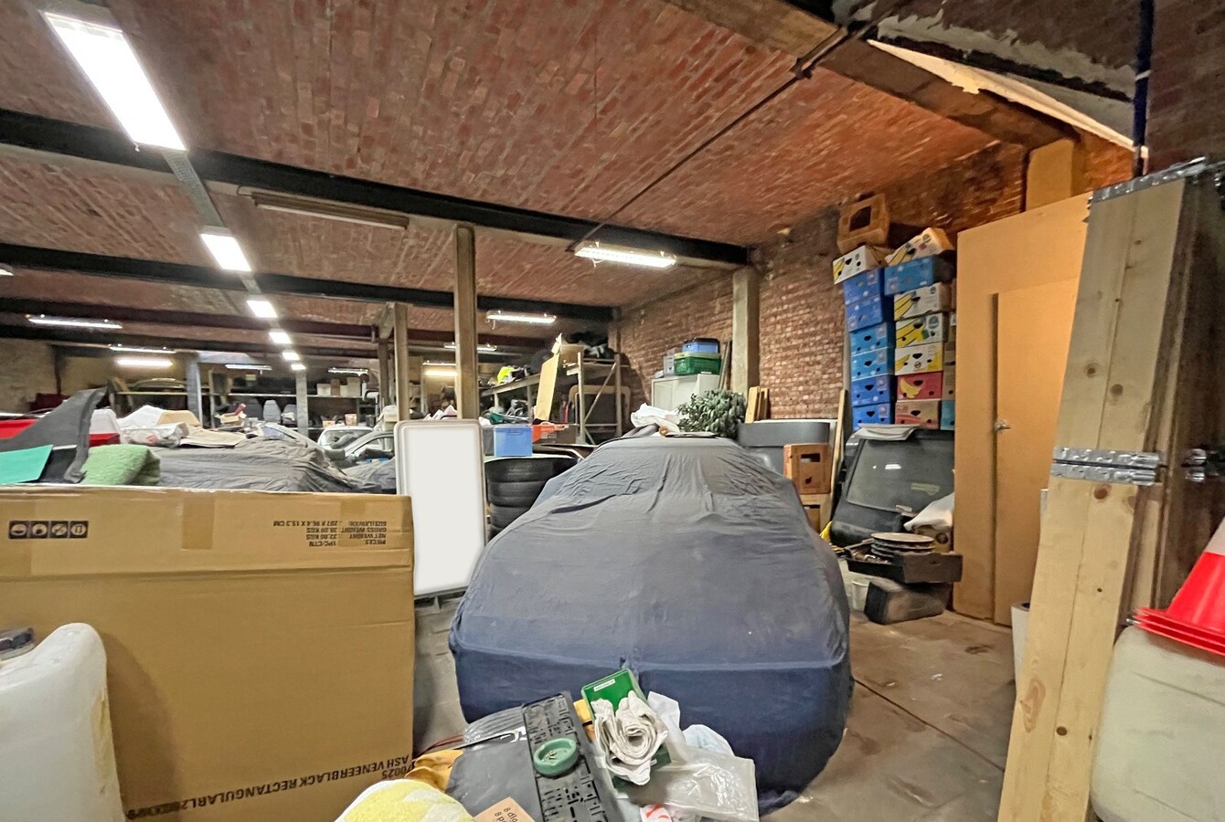 Goed gelegen magazijn met 2 bovengelegen appartementen 