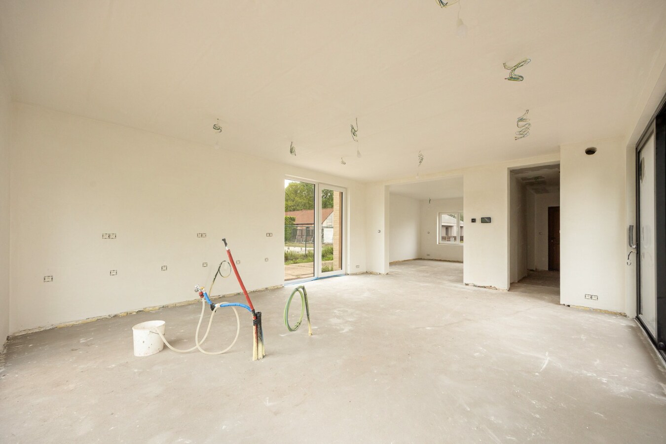 Vernieuwbouwwoning met ruim nieuwbouwmagazijn van 155 m² 