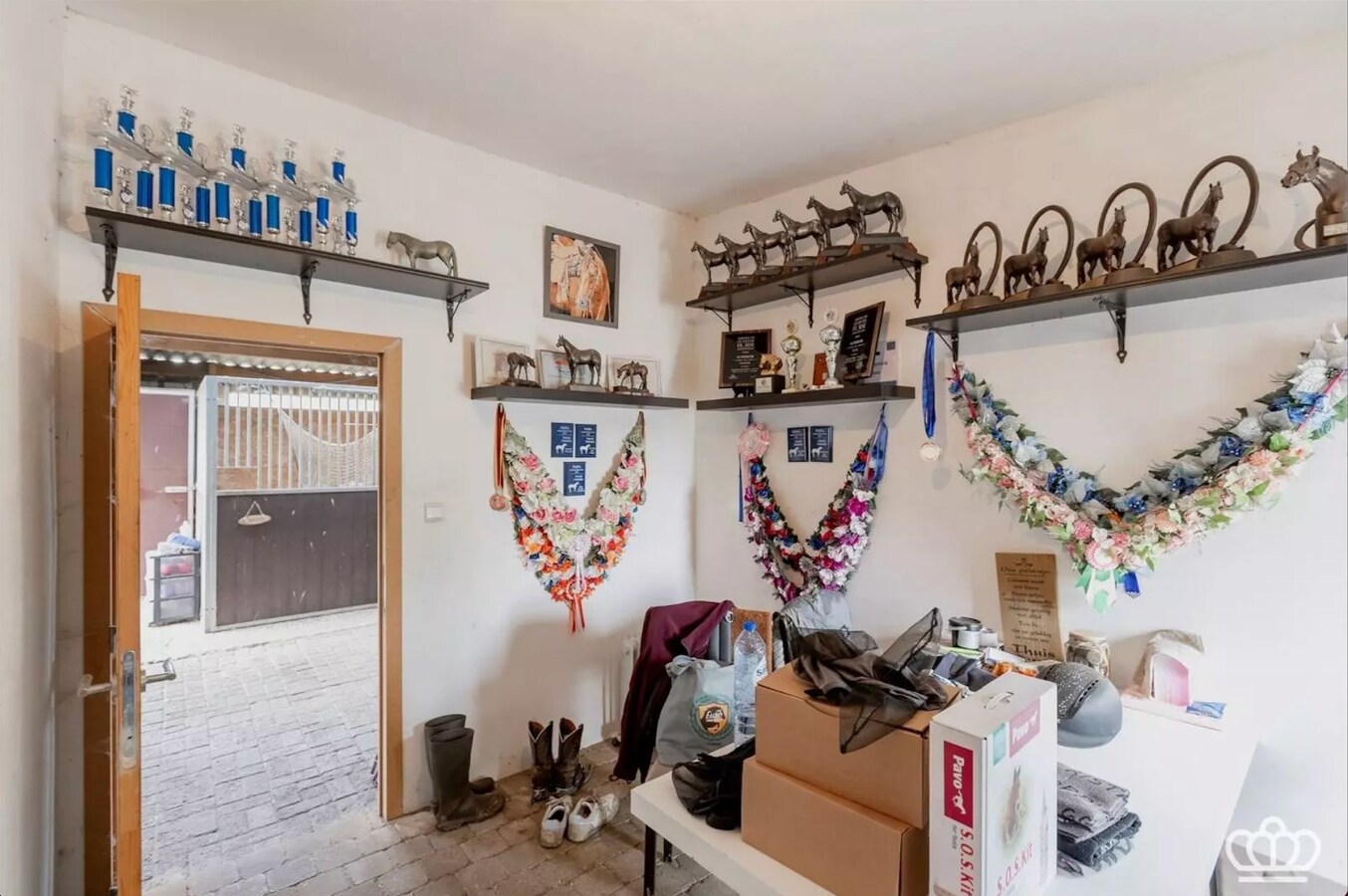 Magnifiquement située, charmante maison avec des installations pour chevaux sur environ 1,8 ha à Essen. 