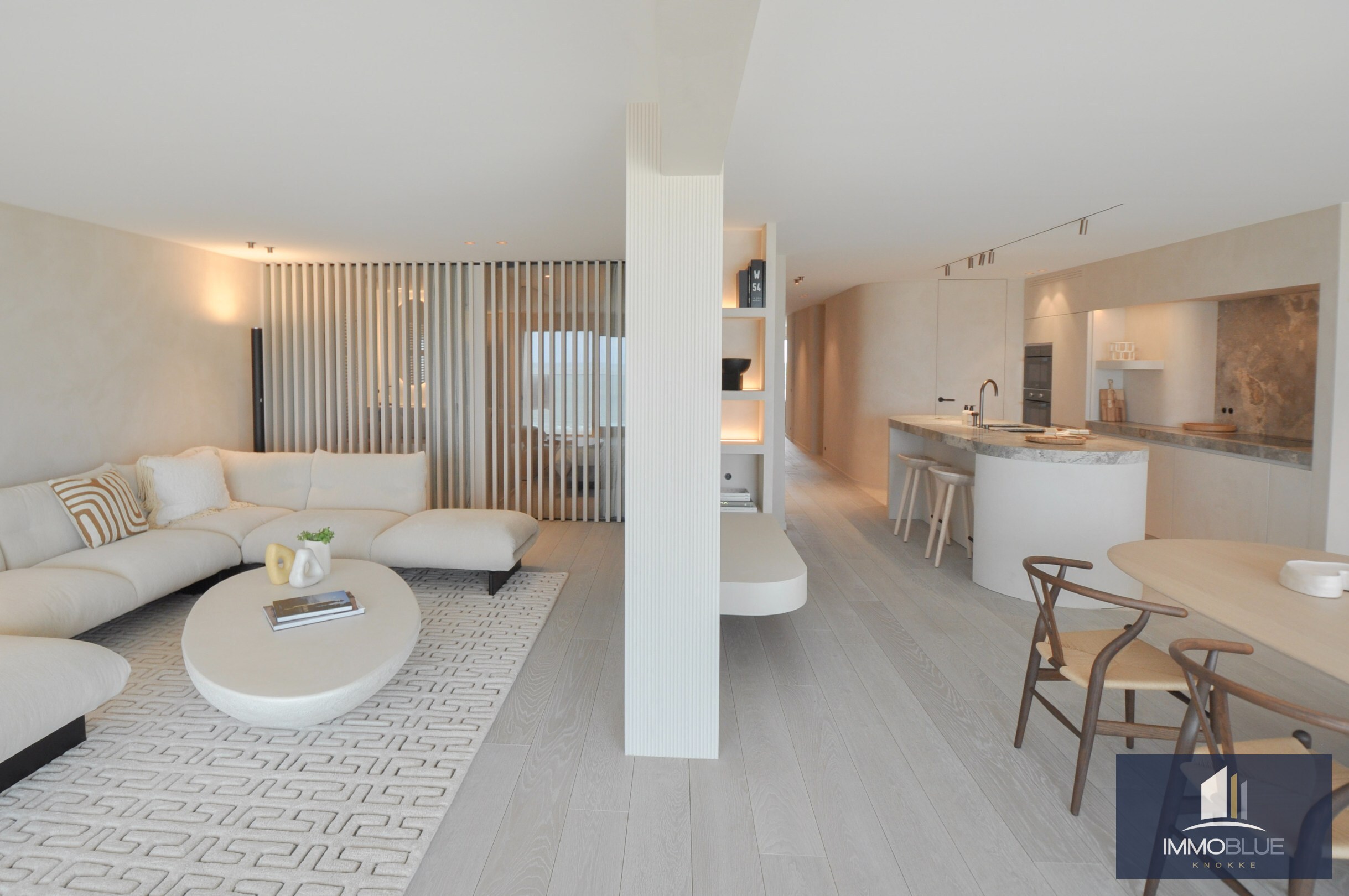 Appartement exceptionnel avec vue frontale sur la mer et une façade d’environ 11,5 mètres, situé au Zoute. 