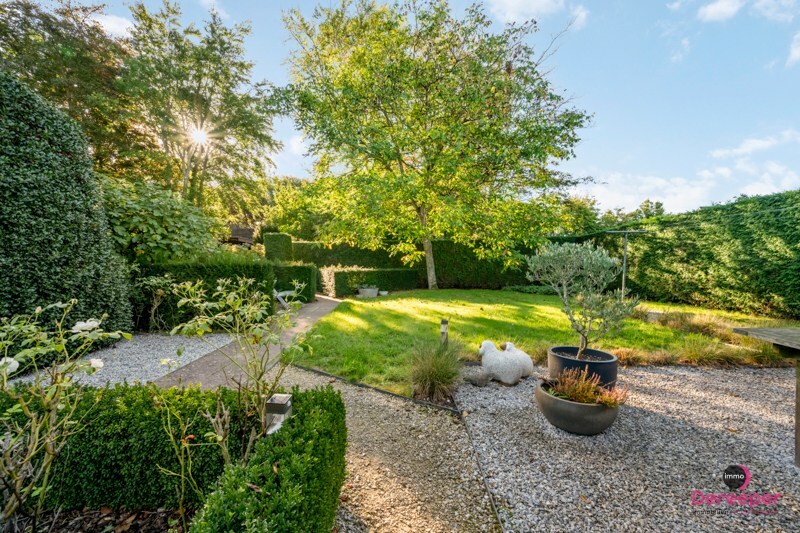 Unieke woning met handelsruimte en opslagplaats op 817m² – stijlvol wonen en werken combineren! 