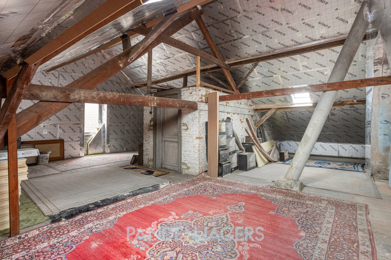 Ruime woning met zij-ingang en achterliggende garage te OLVW 