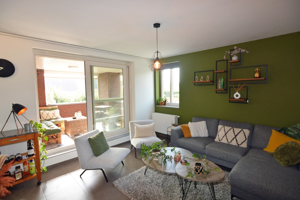 Energiezuinig duplex-appartement met 2 slpk, terras en carport met berging. 