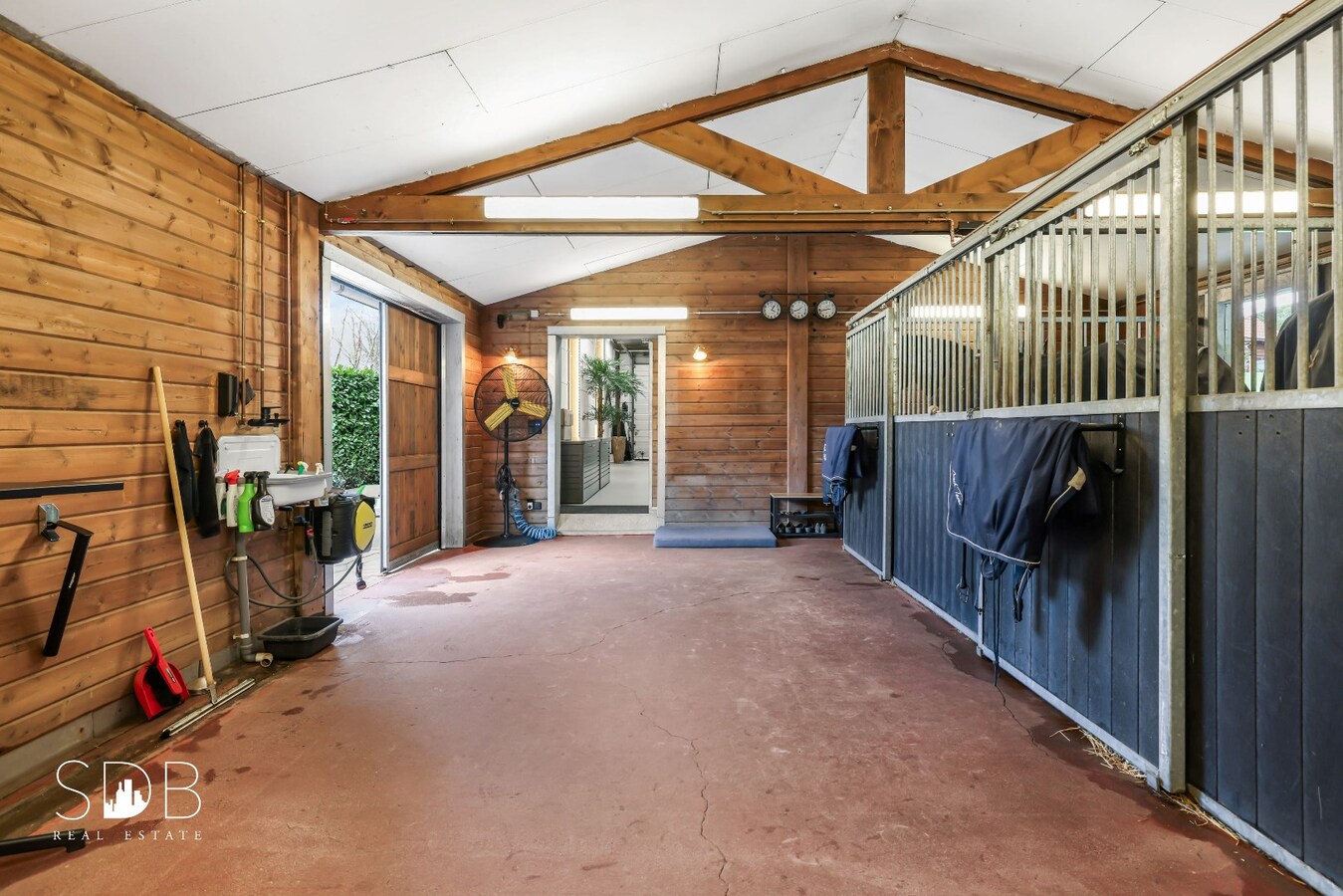 Landelijke villa met zwembad, paardenfaciliteiten en piste op circa 2 HA 