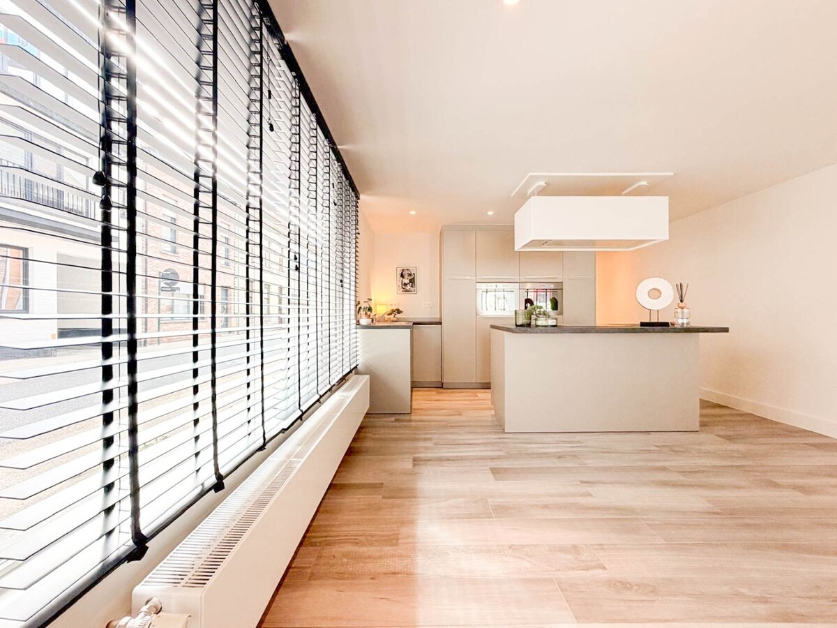 Prachtig en zeer ruim gelijkvloers appartement met zeer ruime garage 173m2 *** NONO INSPIRED ***! 
