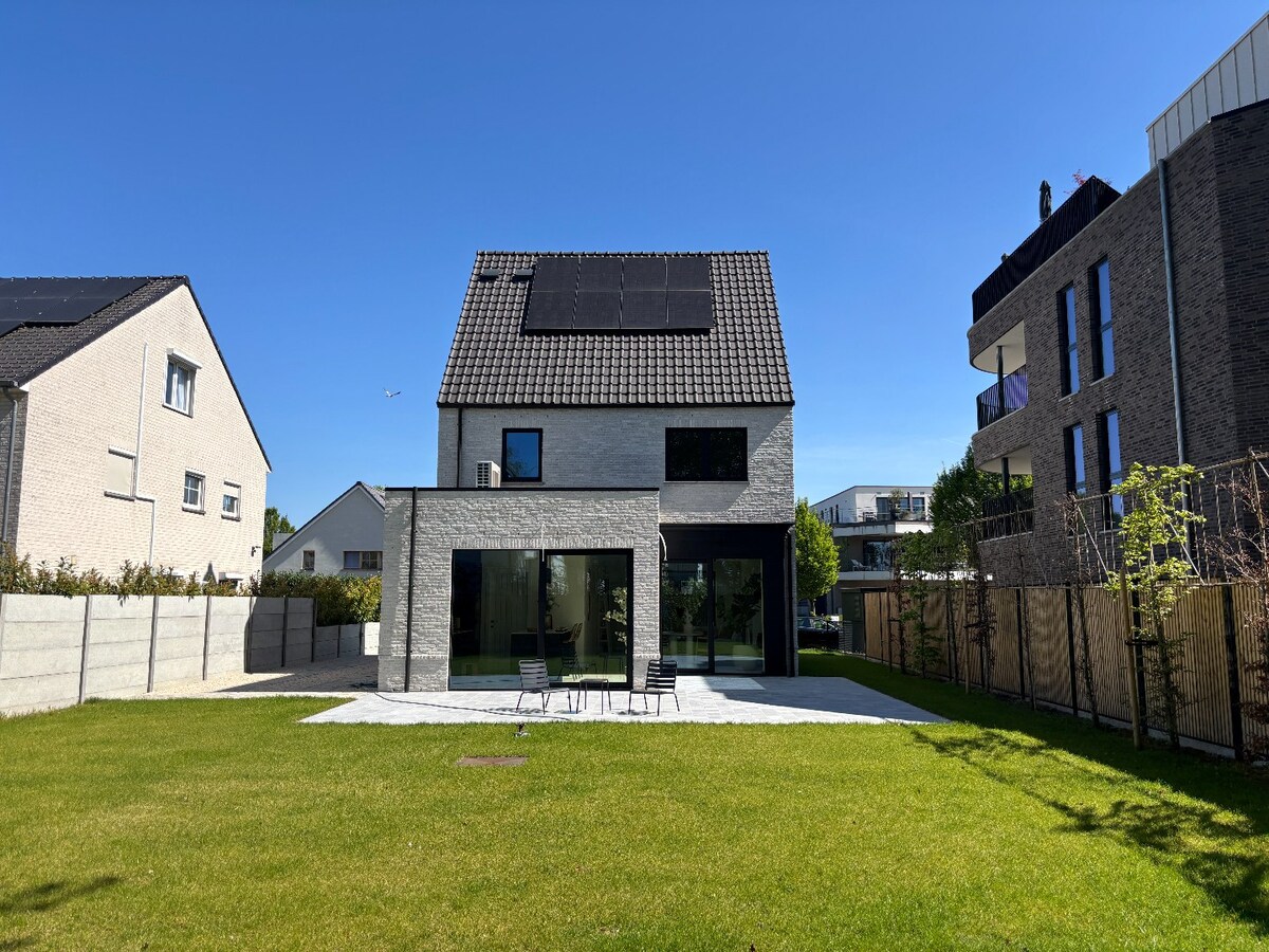 Nieuwbouwwoning met West-tuin in het centrum van Schilde 