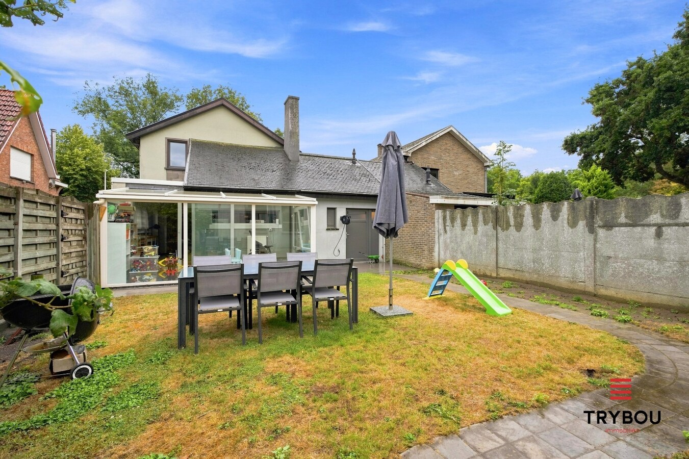 Uitstekende gelegen woning met loods en tuin! 