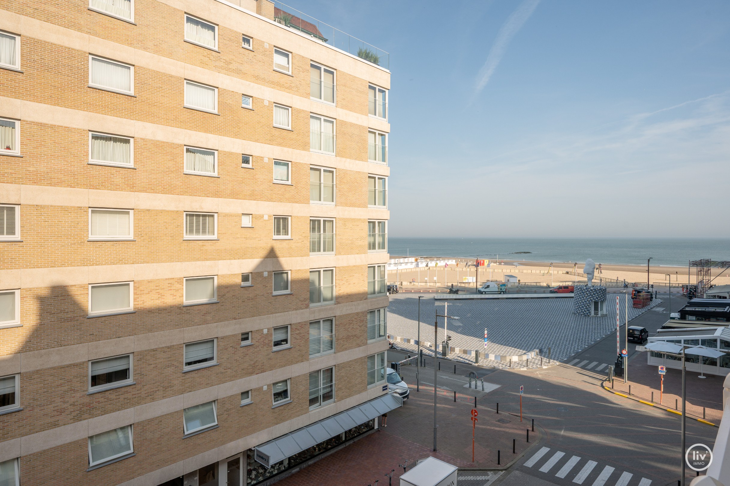 Appartement en triplex prêt à emménager situé près de la place Rubens avec vue latérale sur la mer. 