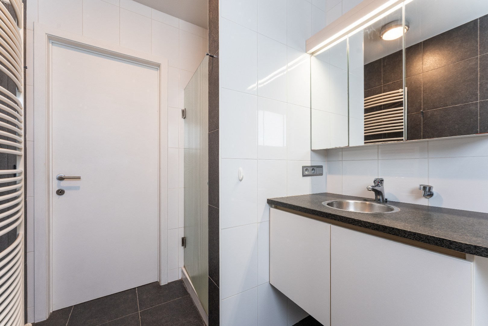 Ruim en licht 2 slaapkamerappartement nabij St-Pietersstation. 