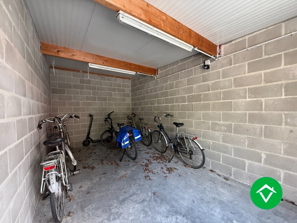 Gelijkvloers appartement op een centrale ligging met één slaapkamer, tuin en autostaanplaats te Roeselare 