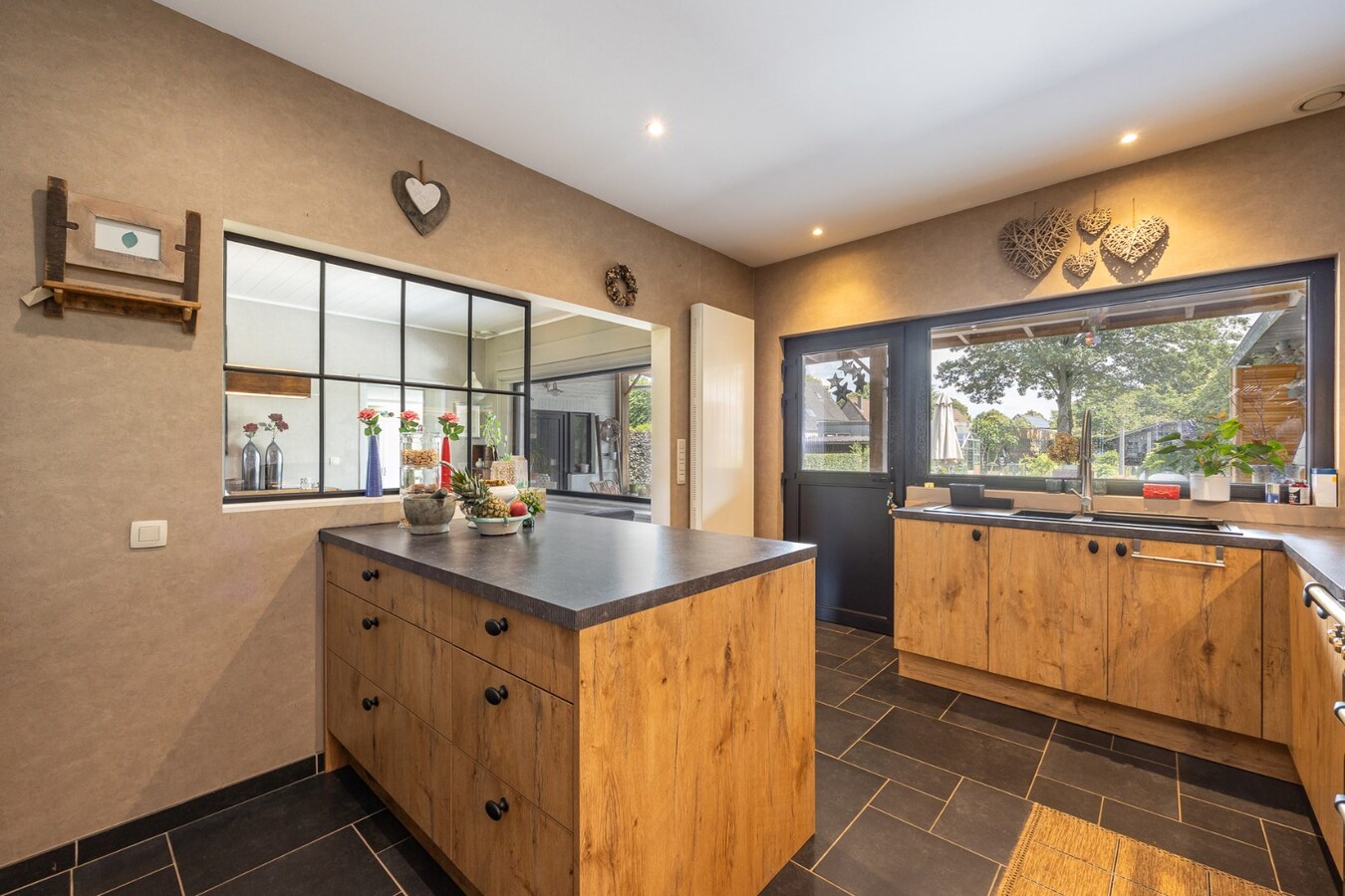 Karaktervolle hoeve op 945 meter-kangoeroewoning mogelijk 