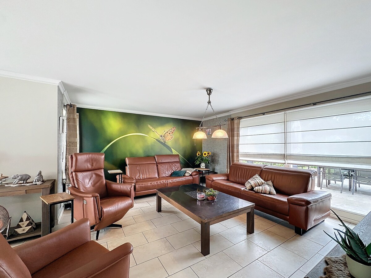 Deze woning is gelegen in Kaulille, een deelgemeente van Bocholt, in een doodlopende straat met een gezellig pleintje. 