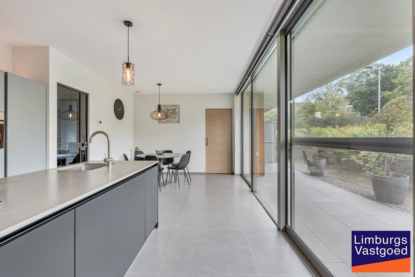 Exclusief gelijkvloers appartement met ruime terrassen, 2 slpk, extra brede autostaanplaats, centrum Genk 