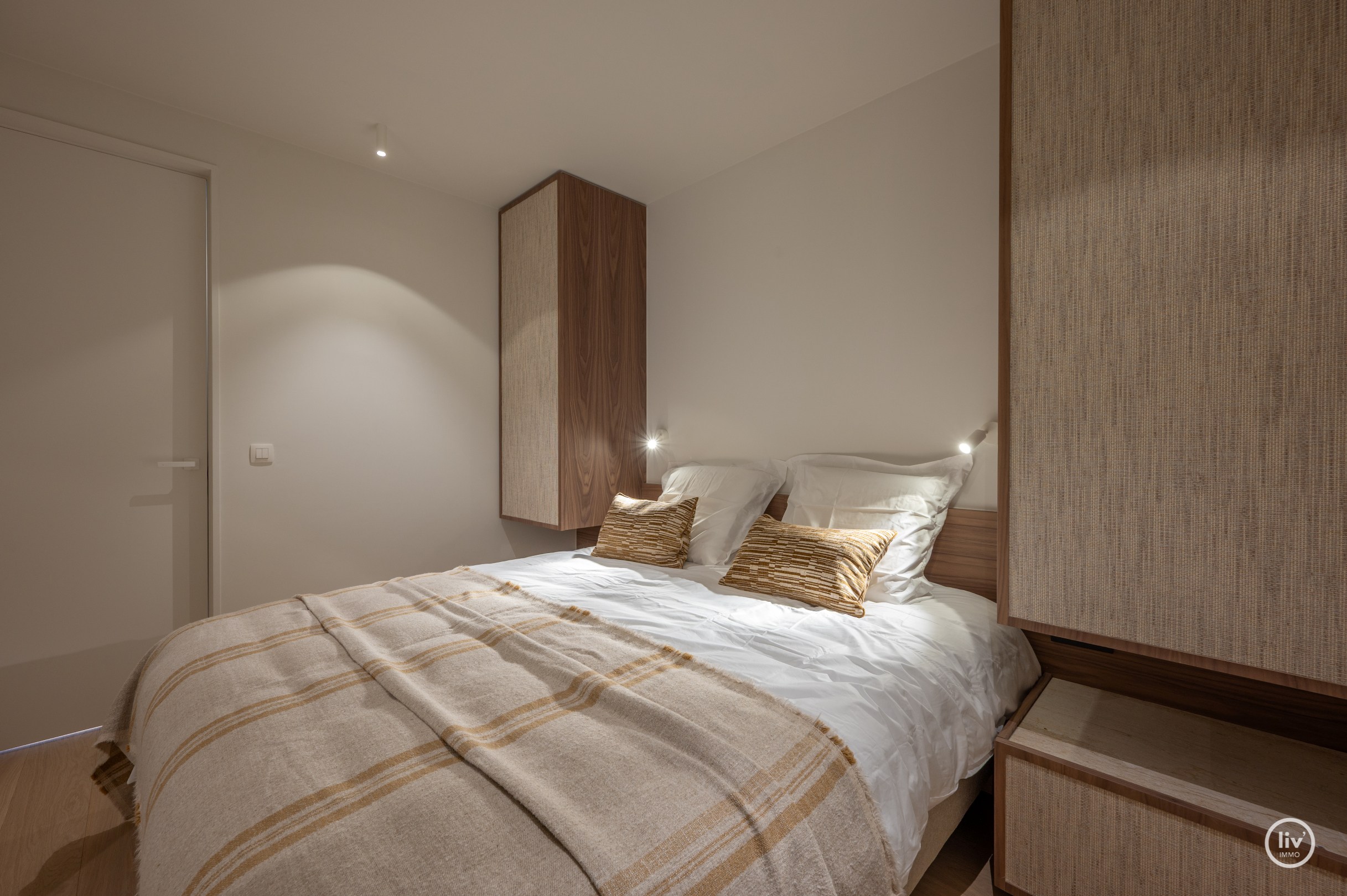 Zeer luxueus gerenoveerd 4 slaapkamer hoekappartement ideaal gelegen te Duinbergen genietend van zeezicht. 