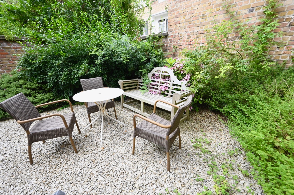 ONGEMEUBELD - Gelijkvloers-appartement met tuin op wandelafstand van de Lippenslaan. 