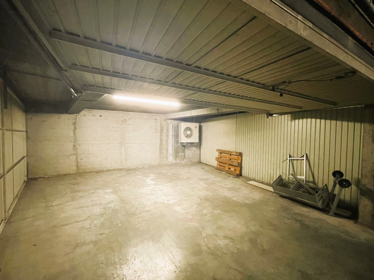 Dubbele garage in afgesloten plaats in centrum Waregem 