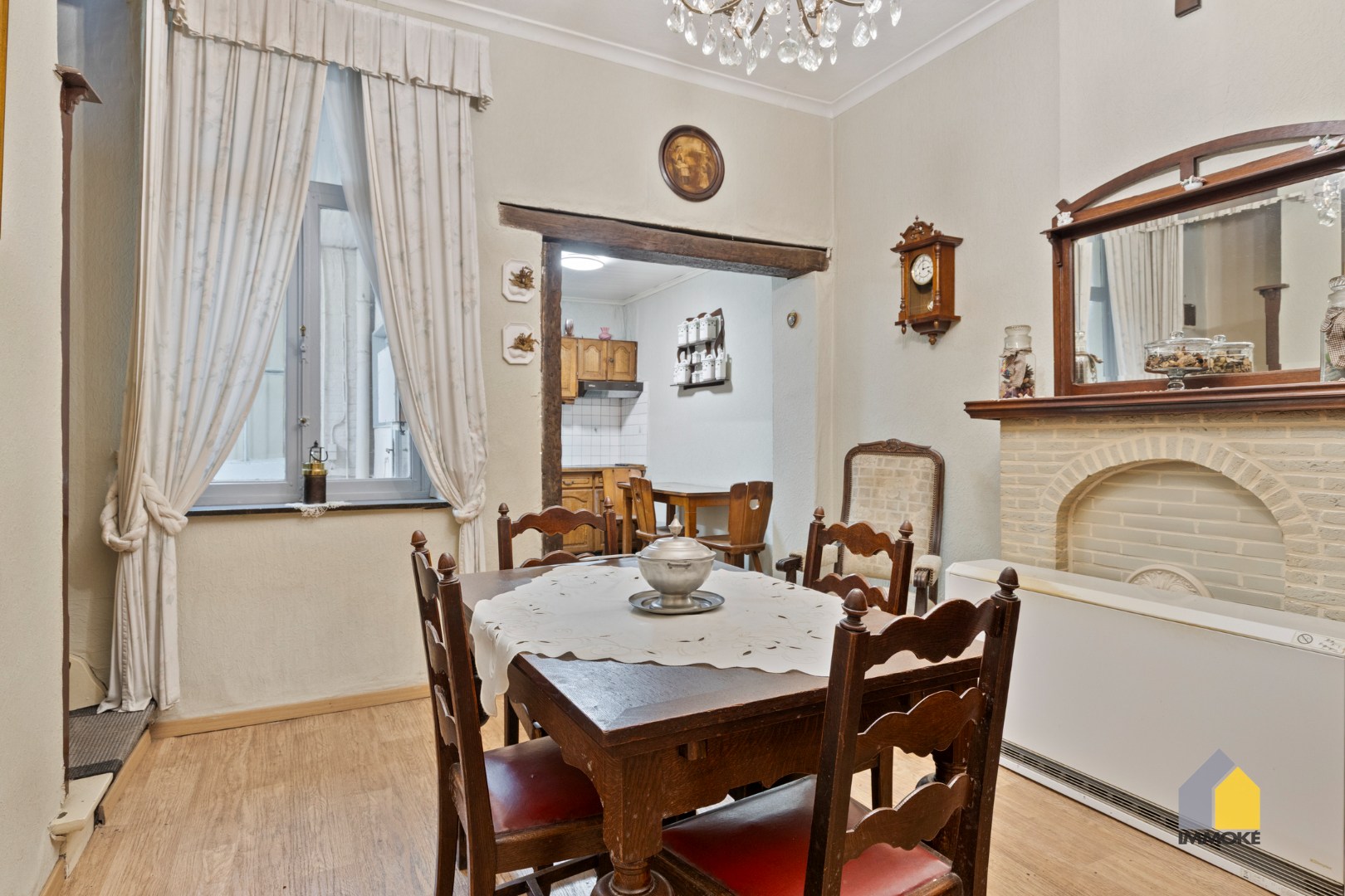 Te renoveren woning met 4 slpks, polyvalente ruimte en knusse tuin. 