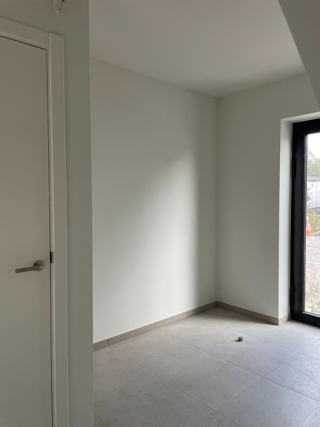 Zeer ruime moderne halfopen nieuwbouwwoning met tuin/terras en garage 