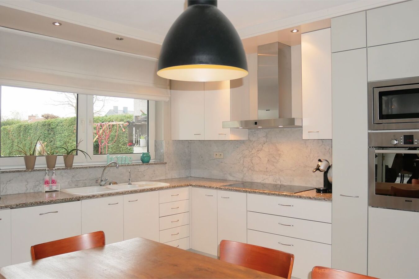 Tijdloze woning op 1254 m² in residentiële wijk 