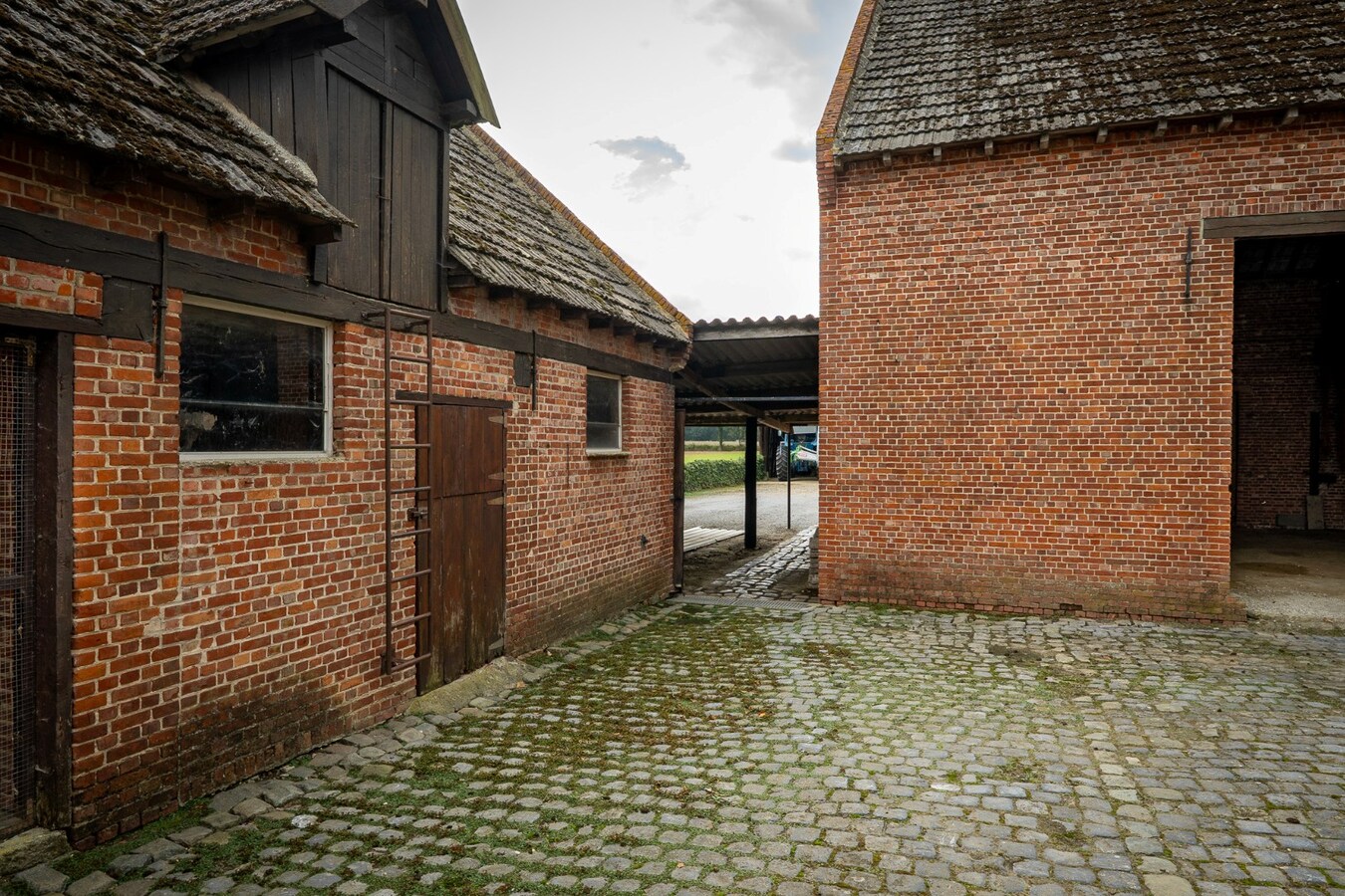 Farm to be renovated with stables and pastures on approximately 1.7 hectares in Herk-de-Stad. 
