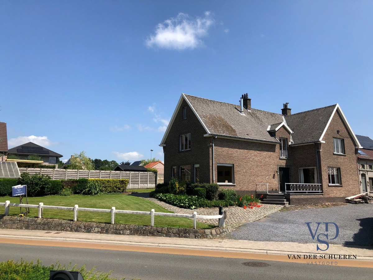 Degelijke, bijzonder ruime woning te Dikkelvenne. 