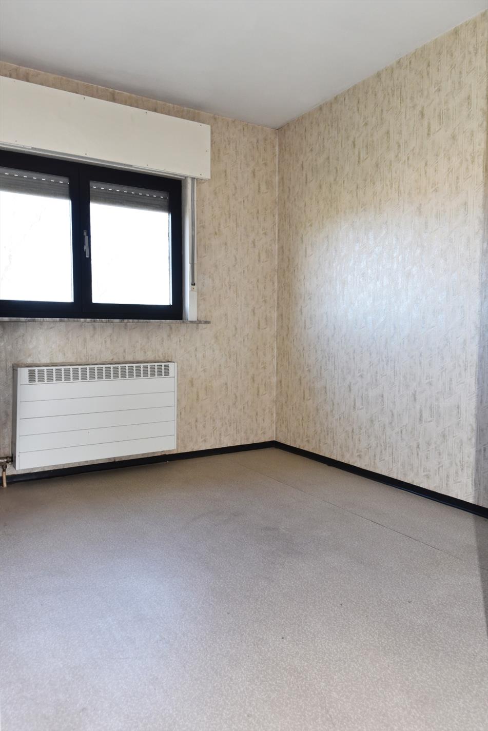 Op te frissen woning met 3 slpks, garage en tuin gelegen te Eeklo 