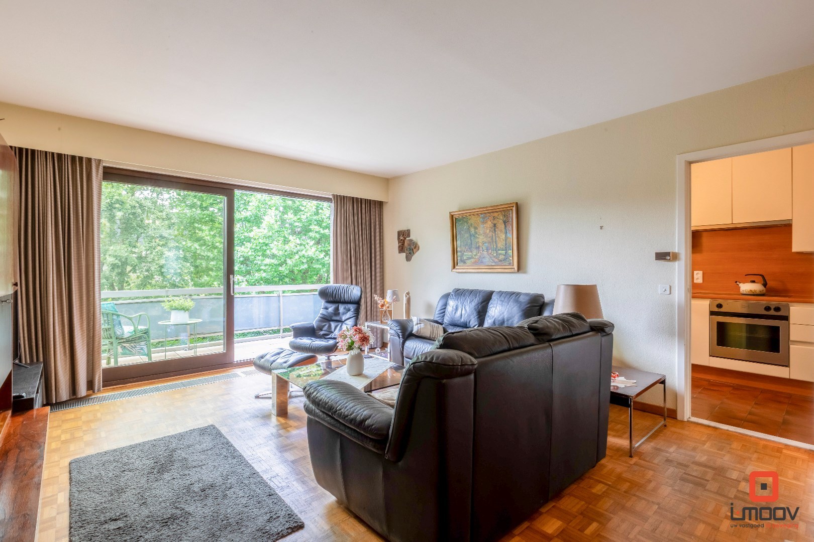 Instapklaar tweeslaapkamer appartement met garagebox in het groen 