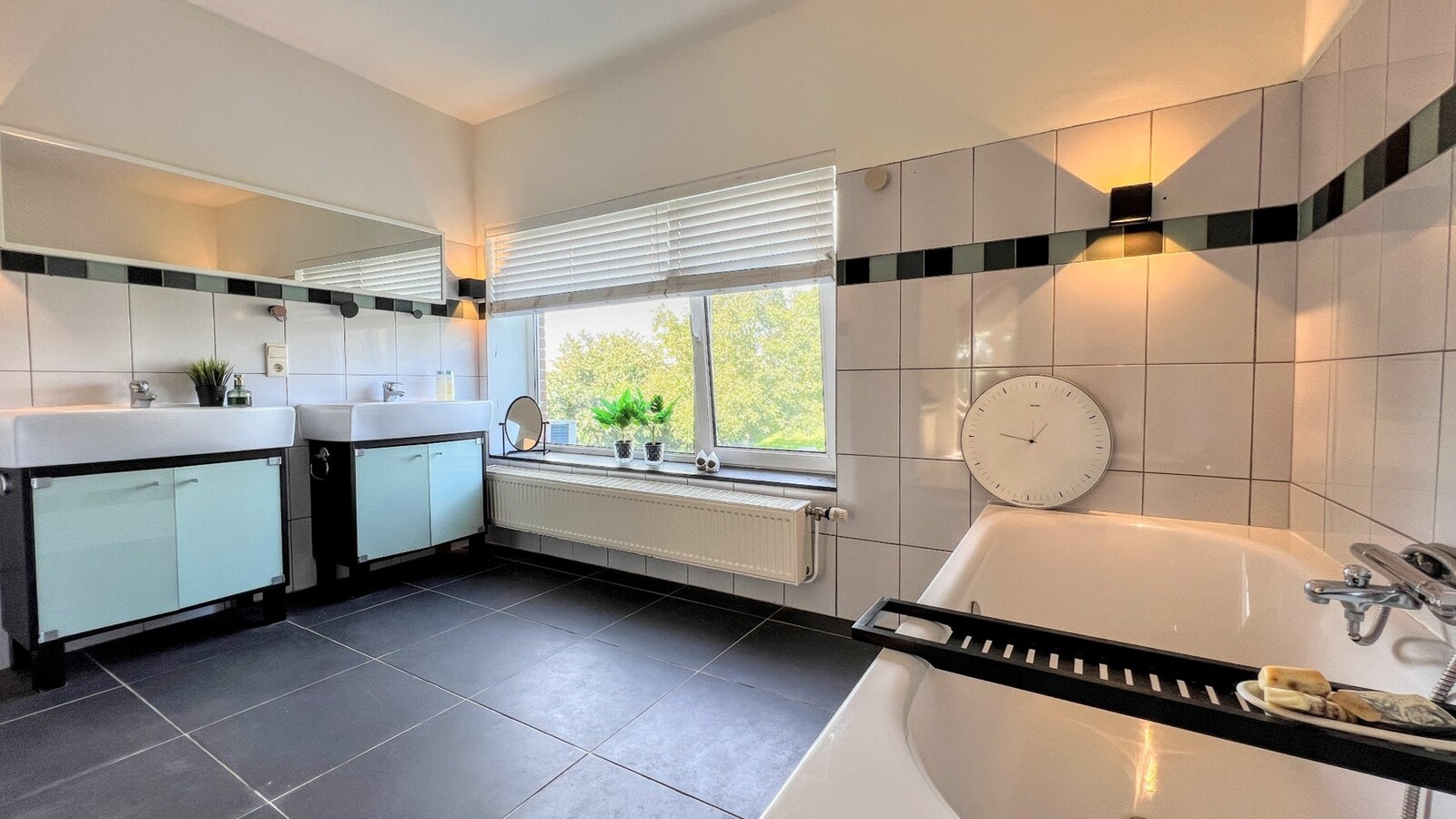 Instapklare gezinswoning op perceel van 2402 m² 