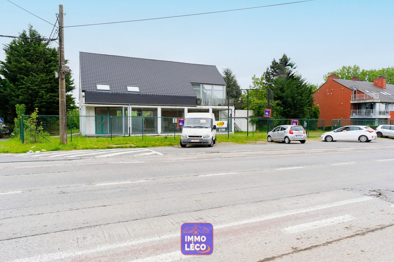 Entrepôt/Espace de stockage idéalement situé avec parking 