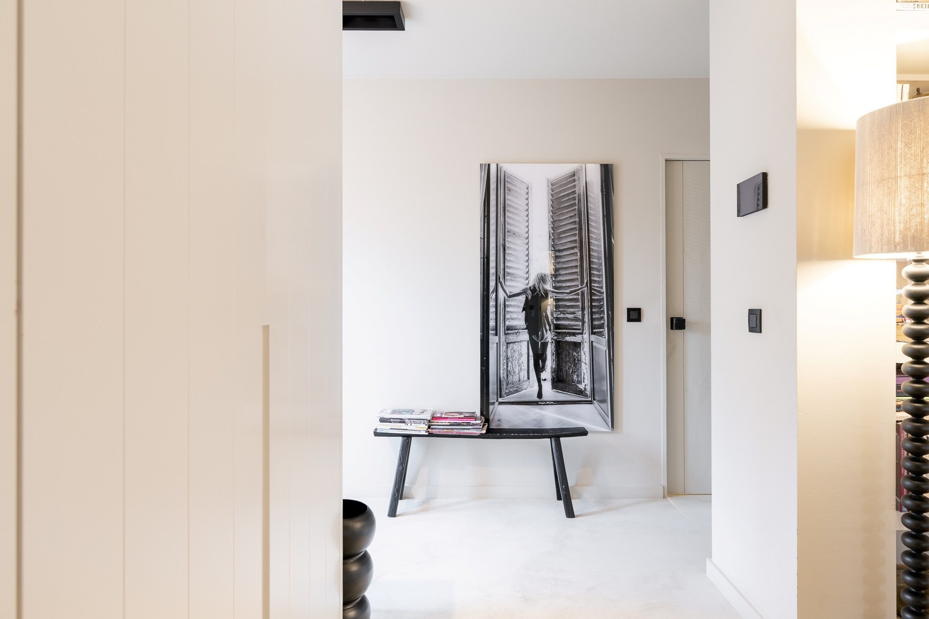 Gelegen in een rustige en uiterst gegeerde residentiële wijk van Knokke, biedt deze volledig gerenoveerde woning een perfecte combinatie van hedendaags comfort, licht en verfijnde elegantie 