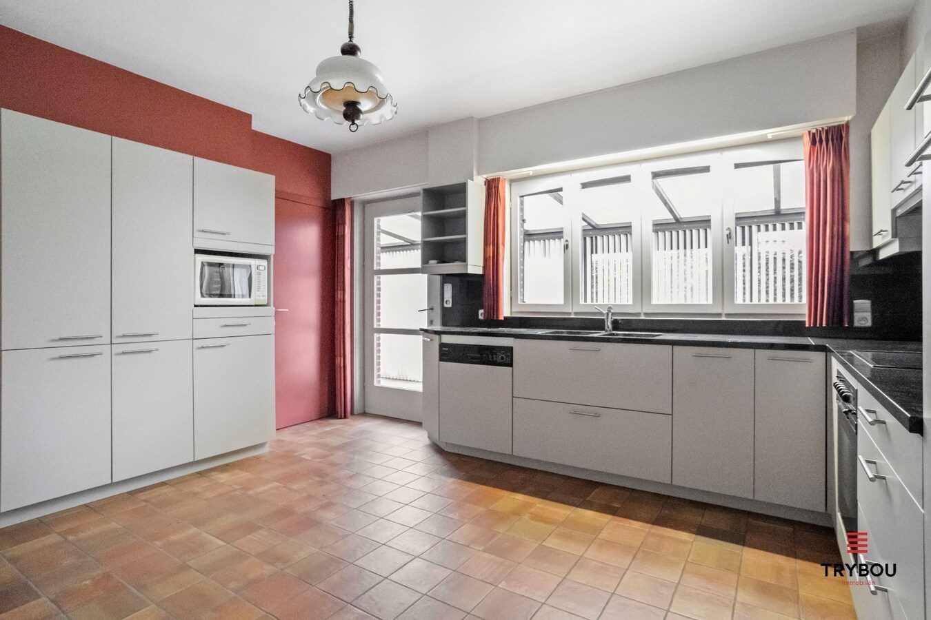 Statige villa, met enorm veel mogelijkheden, te koop in centrum Houthulst. 