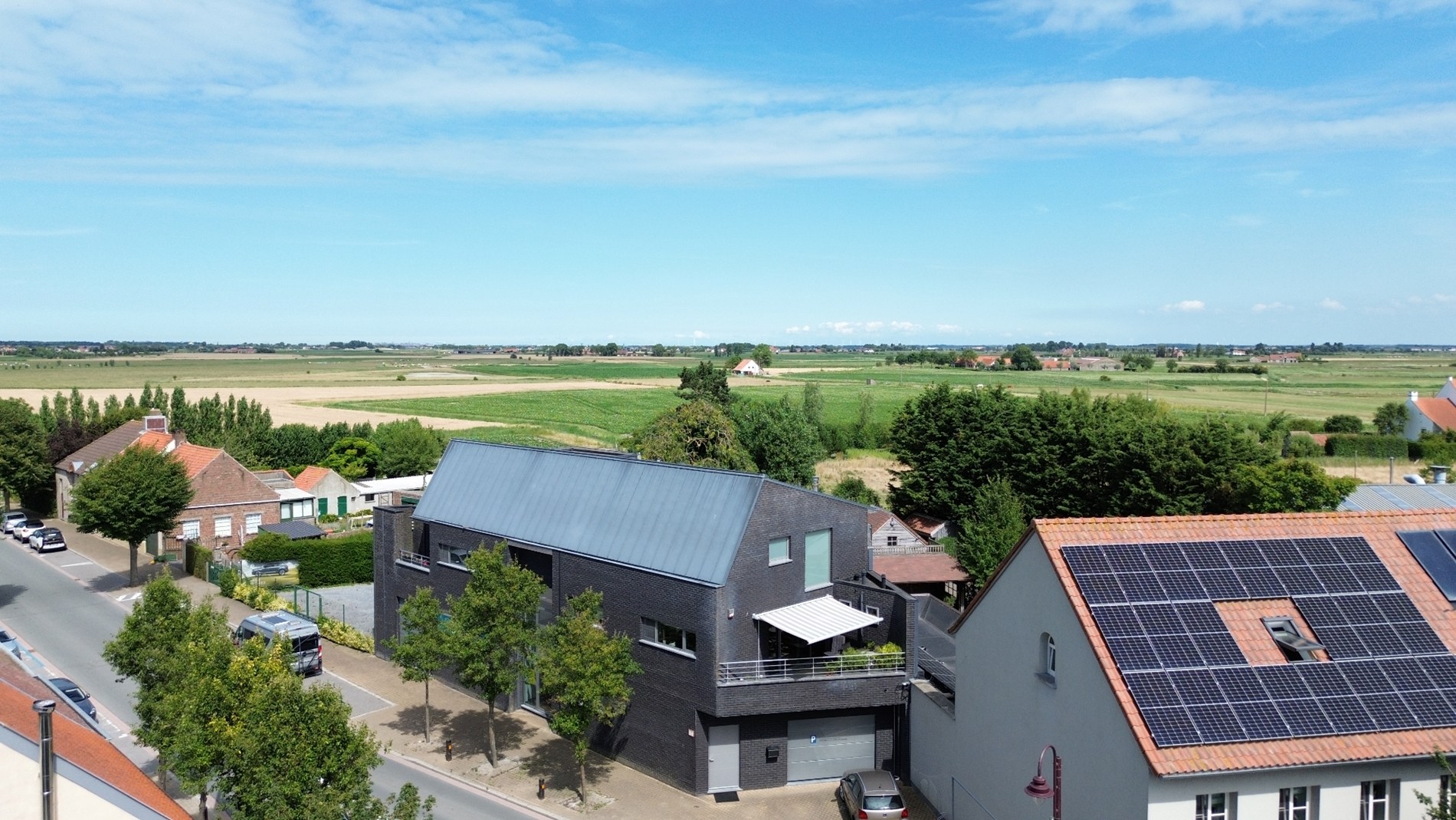 Ruime benedenwoning met garage, polyvalente ruimte, terras, badkamer en 1 slpk te koop te Klemskerke (De Haan) 