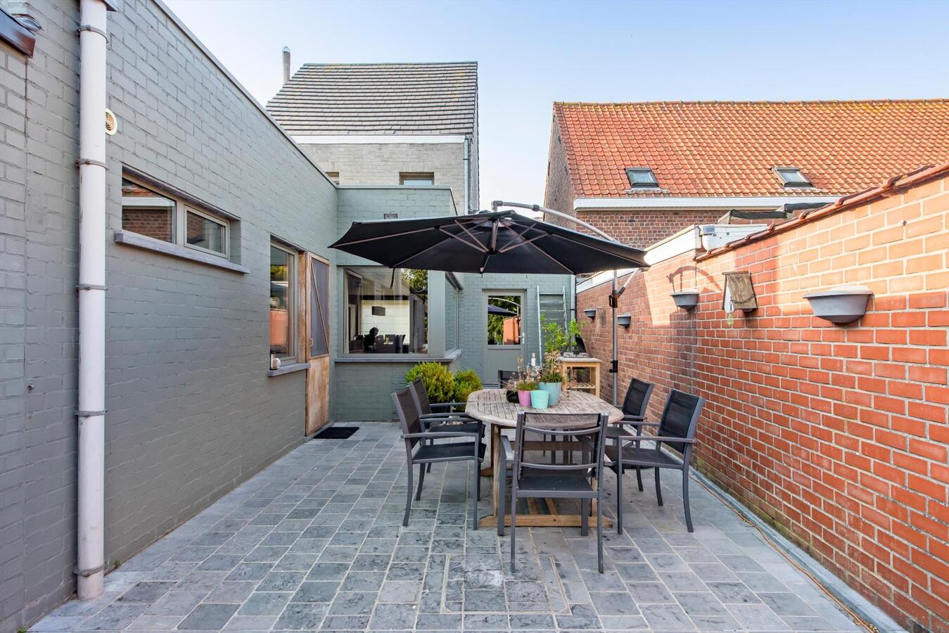 Volledig instapklare woning met 3 slaapkamers en mooie tuin in het hartje van Jonkershove. 