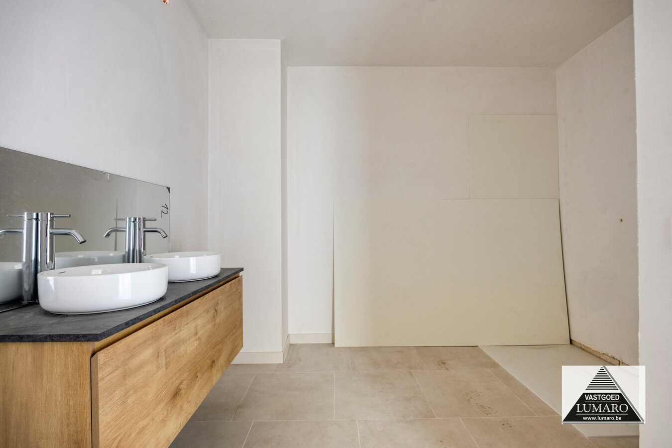 Nieuw gelijkvloers appartement met terras en tuintje 