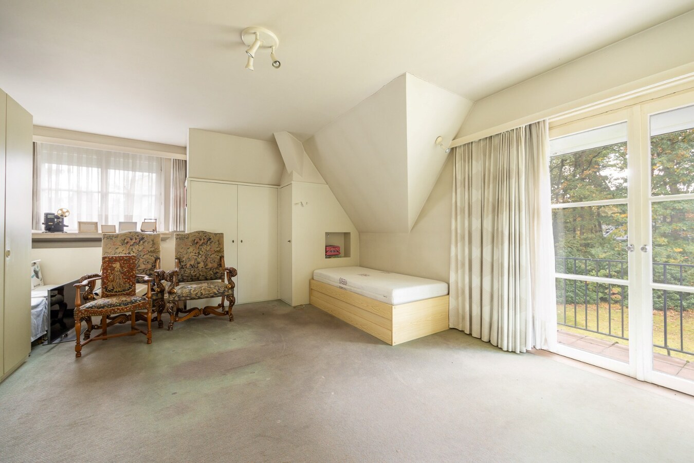 Klassieke villa op een perceel van 3.890 m² met een straatbreedte van 40 meter en Zuid-Oriëntatie te Schilde 